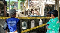 Untuk mencegah semburan air, ujung pipa ditutup dengan karung goni. Dari atas mulut pipa yang telah dibalut karung, terlihat bayangan uap gas yang cukup jelas.