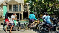 Warga sekitar penasaran melihat fenomena sumur bor tersebut.