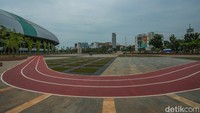 Taman ini terletak persis di depan Stadion Patriot Candrabhaga.
