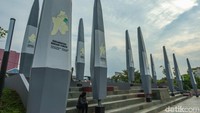 Taman dengan fasilitas jogging track ini juga memiliki 12 menara kecamatan.