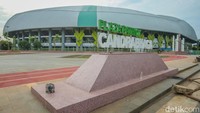 Bukan hanya taman untuk berolahraga, Taman Plaza Patriot Candrabhaga juga memiliki tempat duduk warga bersantai.