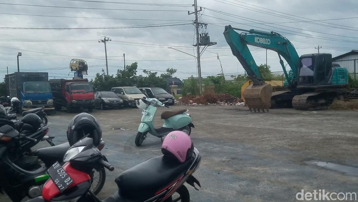 Penampakan alat berat yang diamankan dari penggerebekan tambang diduga ilegal di Desa Sidorejo, Kemalang, Klaten, Kamis (20/3/2025).