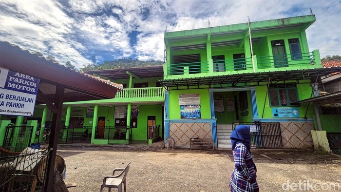 Tanah terkikis di bangunan SD Sukabumi