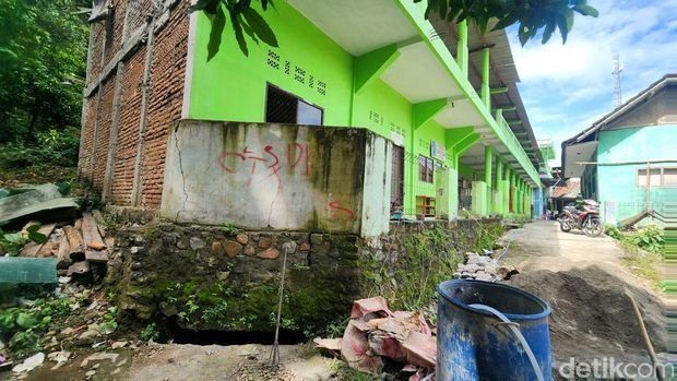 Tanah terkikis di bangunan SD Sukabumi
