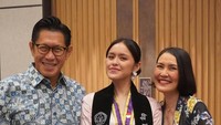 Anak dari presnter Becky Tumewu, Tara Dermawan lulus dari fakultas Kedokteran Gigi. Foto: Instagram: @becktum