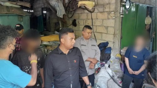Tiga remaja pencuri ratusan kursi belajar milik Undana Kupang saat ditangkap polisi. (Foto: Dok. Polresta Kupang Kota)