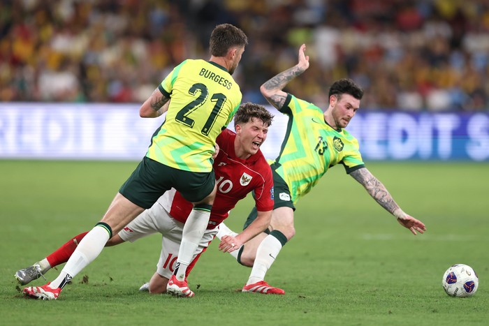 SYDNEY, AUSTRALIA - MARCH 20: Aiden O’neill of Australia and Ole Lennard Romenij of Indonesia compete for the ball during the round three FIFA 2026 World Cup AFC Asian Qualifier match between Australia Socceroos and Indonesia at Allianz Stadium on March 20, 2025 in Sydney, Australia. (Photo by Mark Metcalfe/Getty Images)