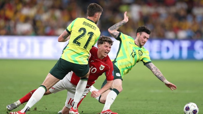 SYDNEY, AUSTRALIA - MARCH 20: Aiden O’neill of Australia and Ole Lennard Romenij of Indonesia compete for the ball during the round three FIFA 2026 World Cup AFC Asian Qualifier match between Australia Socceroos and Indonesia at Allianz Stadium on March 20, 2025 in Sydney, Australia. (Photo by Mark Metcalfe/Getty Images)