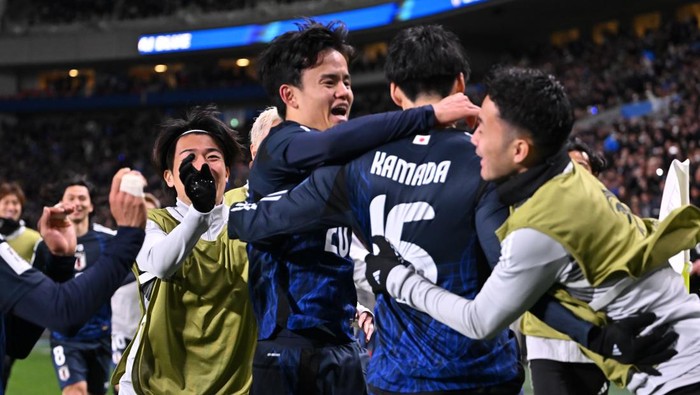 SAITAMA, JAPAN - MARCH 20: Daichi Kamada (2nd R) of Japan celebrates with teammates after scoring the teams first goal during the FIFA World Cup Asian qualifier Group C match between Japan and Bahrain at Saitama Stadium on March 20, 2025 in Saitama, Japan. (Photo by Kenta Harada/Getty Images)