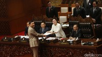 Menteri Pertahanan RI Sjafrie Sjamsoeddin menyerahkan pandangan pemerintah kepada Ketua DPR RI Puan Maharani saat sidang paripurna di Gedung DPR RI, Jakarta, Kamis (20/3/2025). 