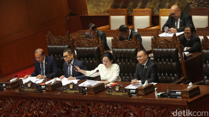DPR RI resmi mengesahkan RUU TNI menjadi undang-undang. Keputusan ini diambil dalam rapat paripurna yang dihadiri oleh sejumlah menteri.