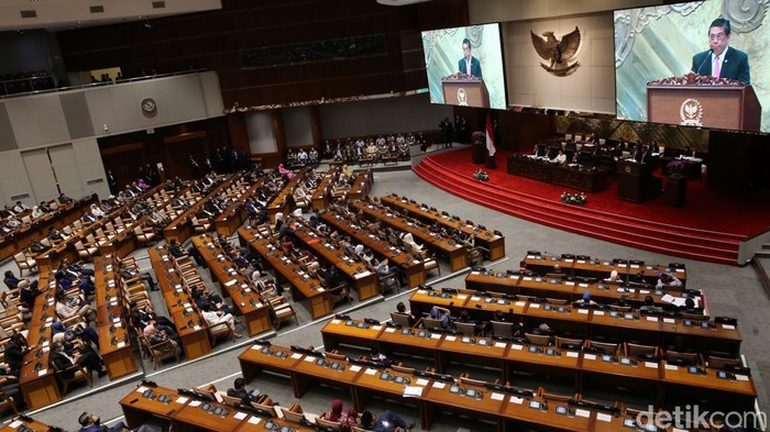 DPR RI resmi mengesahkan RUU TNI menjadi undang-undang. Keputusan ini diambil dalam rapat paripurna yang dihadiri oleh sejumlah menteri.