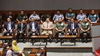 Menteri Pertahanan Sjafrie Sjamsoeddin, Panglima TNI Jenderal Agus Subiyanto, Wamenkeu Thomas Djiwandono, hingga Menteri Sekretaris Negara Prasetyo Hadi hadir dalam rapat paripurna. 