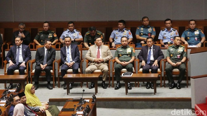 DPR RI resmi mengesahkan RUU TNI menjadi undang-undang. Keputusan ini diambil dalam rapat paripurna yang dihadiri oleh sejumlah menteri.