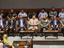 Revisi UU TNI Disahkan, Massa Bertahan di Depan Gedung DPR