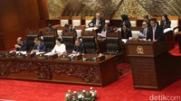 Puan kemudian mempersilakan Ketua Panja RUU TNI, Utut Adianto, menyampaikan laporan pembahasan RUU TNI. Utut menyampaikan beberapa poin krusial terkait kedudukan TNI, usia pensiun, hingga keterlibatan TNI aktif di kementerian atau lembaga. Ia memastikan tak adanya dwifungsi TNI dalam pembahasan revisi UU ini. 