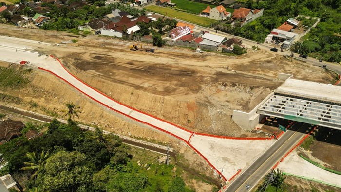 Foto udara exit tol Yogyakarta-Solo di Tamanmartani, Kalasan, Sleman, DI Yogyakarta, Kamis (20/3/2025). Selama masa mudik Lebaran 2025, jalan tol Yogyakarta-Solo ruas Prambanan-Tamanmartani sepanjang 6,7 kilometer akan dibuka secara fungsional  pada tanggal 24 Maret 2025 dari pukul 06.00 WIB hingga pukul 18.00 WIB. ANTARA FOTO/Hendra Nurdiyansyah/rwa.