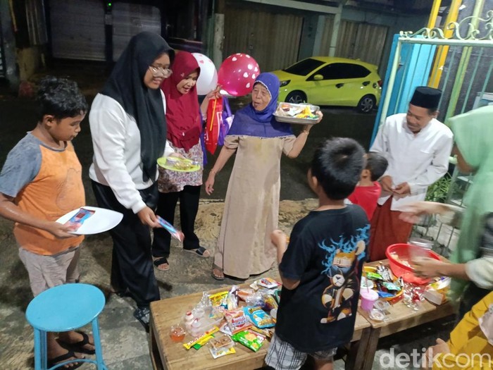 Tradisi Weh-uweh atau Weh-Buweh setiap malam 21 Ramadan di Jalan Kiai Turmudzi, Sampangan, Bintoro, Demak, Kamis (20/3/2025) malam.