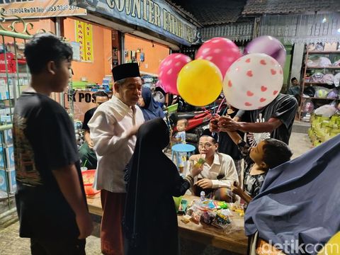 Tradisi Weh-uweh atau Weh-Buweh setiap malam 21 Ramadan di Jalan Kiai Turmudzi, Sampangan, Bintoro, Demak, Kamis (20/3/2025) malam.