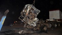 Truk yang mengangkut semen tersebut kehilangan kendali dan menabtak 14 kendaraan yang terjebak kemacetan. Akibatnya, 14 kendaraan tersebut terbakar.