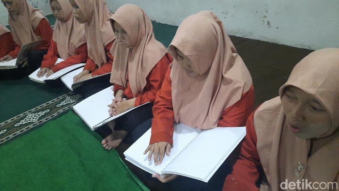 Tunanetra di Kudus mengaji bersama menggunakan Al-Quran Braille, Kamis (20/3/2025).