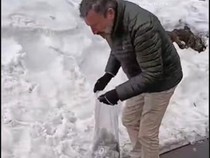 Lebih Peduli dari Warga Lokal, Turis Asing Pungut Sampah di Tempat Wisata