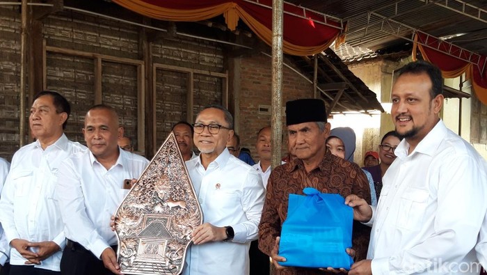 Muhammad Hatta memberikan bantuan uang untuk pembelian cooling unit kepada UD. Pramono, Kamis (20/3/2025).