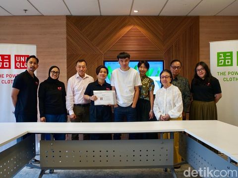 Uniqlo Pajang Lukisan Karya Pelukis Berkebutuhan Khusus Oliver A. Wihardja Uniqlo Pajang Lukisan Karya Pelukis Berkebutuhan Khusus Oliver A. Wihardja