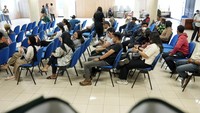Orang-orang mengantre untuk mengikuti layanan penghapusan tato gratis di Jakarta, Rabu (19/3/2025).  