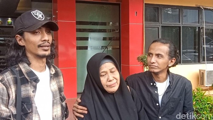 Keluarga Vadel Badjideh saat ditemui di Polres Jakarta Selatan.