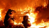 Lima bulan setelah banjir dahsyat yang merenggut lebih dari 200 nyawa, Valencia merayakan festival Fallas yang terkenal di dunia pada hari Rabu (19/3), dengan pembakaran patung tradisional.