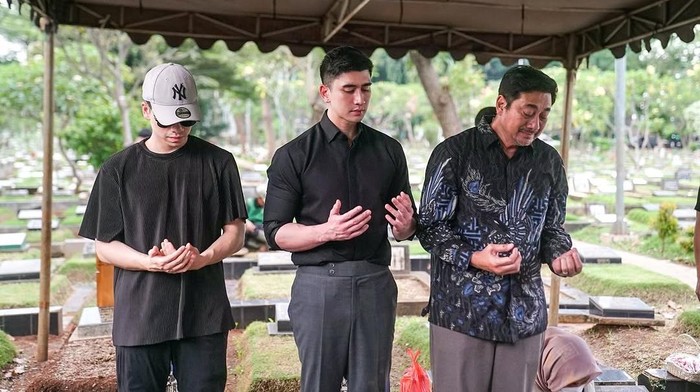 Verrell Bramasta dan Athalla dampingi Ivan Fadilla di pemakaman nenek.