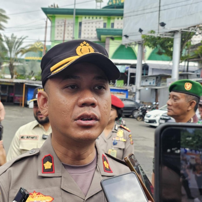 Wakapolres Batu Kompol Danang Yudanto saat diwawancara wartawan