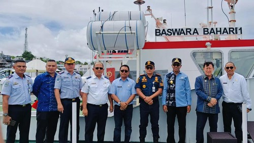 Wakil Gubernur NTT Johni Asadoma dan rombongan melihat kondisi kapal wisata milik Pemprov NTT di pelabuhan Marina Labuan Bajo, Kamis (20/3/2025).