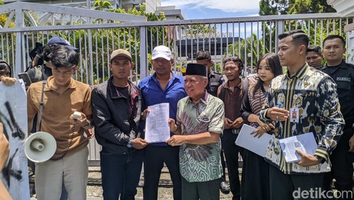 Wakil Ketua DPRD NTB Muzhir (tengah) saat menemui mahasiswa demo tolak RUU TNI di DPRD NTB, Kamis (20/3/2025).