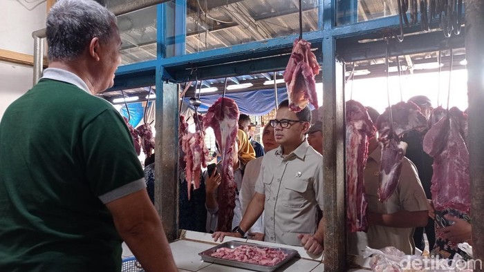 Wakil Menteri Dalam Negeri (Wamendagri) Bima Arya saat berkunjung ke Pasar Cikurubuk Tasikmalaya.