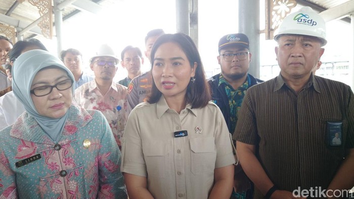 Wakil Menteri Pariwisata Ni Luh Puspa saat meninjau Pelabuhan Merak. Foto: M Iqbal/detikcom.