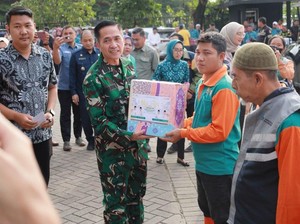 Wali Kota Palembang Bagikan 511 Bingkisan Sembako untuk PHL yang Tak Dapat THR