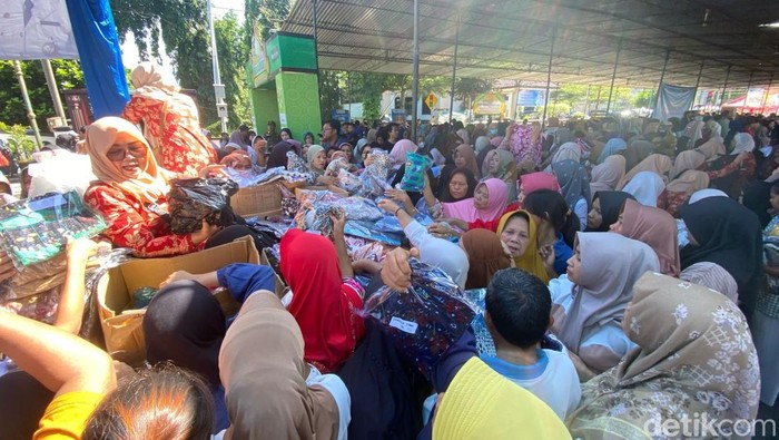 Warga desak-desakan berburu baju murah jelang lebaran di pasar murah Alun-alun Banjarnegara, Kamis (20/3/2025).