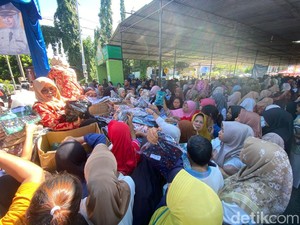 Emak-emak Banjarnegara Antusias War Baju Lebaran Murah di Pasar Ramadan