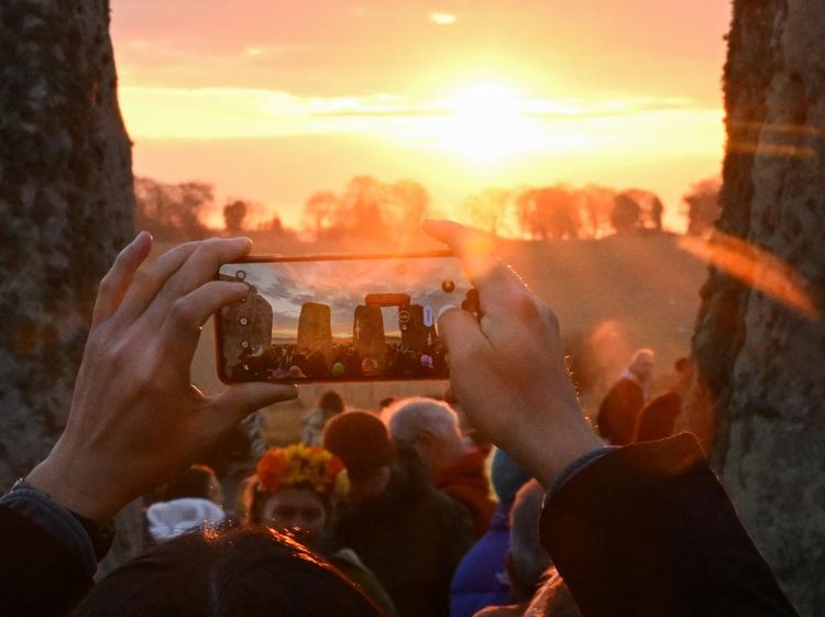 Warga Inggris Berkumpul di Stonehenge Rayakan Titik Balik Matahari Musim Semi