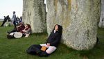 Warga Inggris Berkumpul di Stonehenge Rayakan Titik Balik Matahari Musim Semi