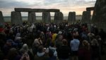 Warga Inggris Berkumpul di Stonehenge Rayakan Titik Balik Matahari Musim Semi
