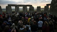 Puluhan pengunjung berkumpul di Stonehenge pada hari Kamis (20/3) untuk merayakan titik balik matahari musim semi.