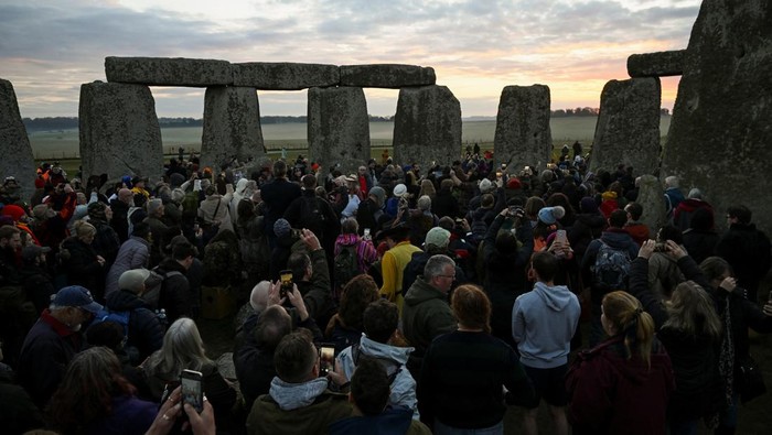 Warga Inggris Berkumpul di Stonehenge Rayakan Titik Balik Matahari Musim Semi Revellers attend spring equinox celebrations at Stonehenge stone circle, near Amesbury, Britain, March 20, 2025. REUTERS/Jaimi Joy