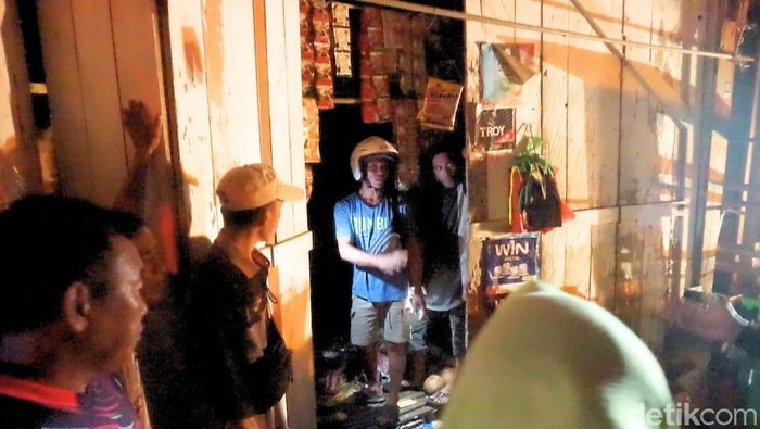 Warga menjaga kiosnya dari penjarahan saat kebakaran pabrik di Tarakan.