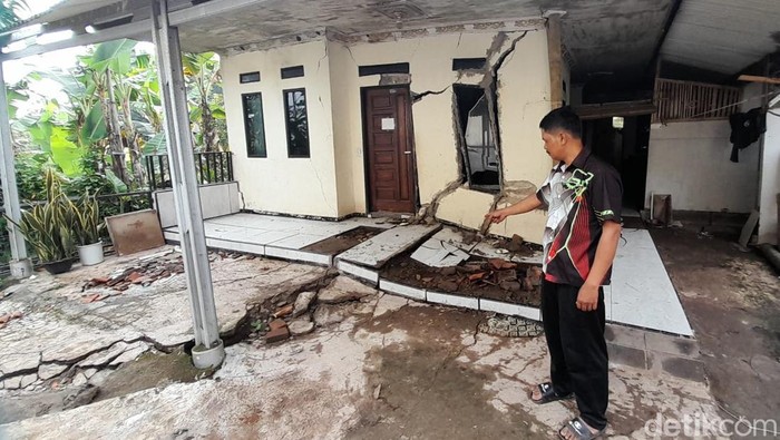 Warga menunjukkan kerusakan akibat pergerakan tanah di KBB