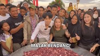 Daging yang sudah dibersihkan dan dipotong-potong kemudian dibawanya ke Palembang. Begitupula dengan kuali berukuran raksasa yang sudah disiapkan untuk memasak. Foto: Instagram/willie27_