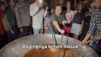Satu per satu bumbu halus dimasukkan untuk dimasak terlebih dahulu. Proses memasaknya yang agak lama membuat warga ikut membantu sampai malam hari. Foto: Instagram/willie27_