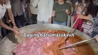 Setelah bumbu dirasa cukup matang, baru kemudian daging sapi dimasukkan. Perlahan demi perlahan sebanyak 300 kilogram daging dimasak bersamaan di dalam kuali. Foto: Instagram/willie27_
